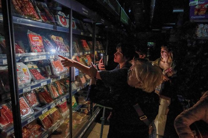 <div class="article-image-caption">Folk måtte handle mat i mørket under det omfattende strømbruddet. Bildet er fra Pamplona, nord i Spania. <span>Foto: Miguel Oses/AP Photo/NTB</span></div>