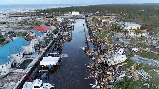 Orkanen Michael i 2018 er en av tolv store orkaner som har rammet Florida de siste ti årene. Forsikringsselskapene rømmer delstaten, og staten har tatt på seg mer av risikoen. Likevel bygges stadig nye hus i orkanbeltet. Foto: SevereStudios via AP/ NTB