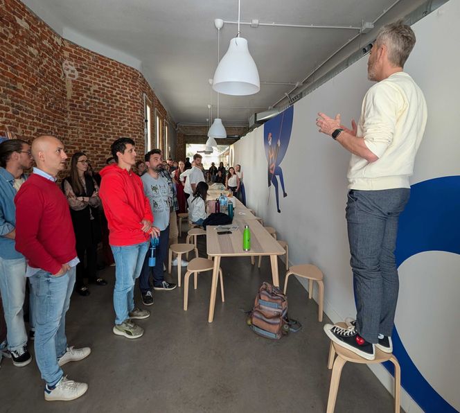 Otovo-sjef Andreas Thorsheim snakker til de ansatte i Madrid under blackouten. Selskapet kontrollerer 7000 solcelleanlegg i Spania og har halvparten av sine ansatte der. <span>Foto: Privat</span>