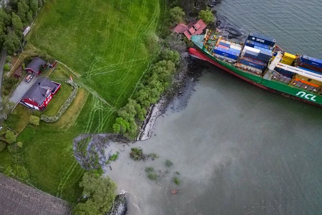 Området rundt konteinerskipet NCL Salten ble søndag sperret av etter nye ras i området. Arbeidet med å fjerne lasten er i gang. Det 135 meter lange skipet gikk natt til torsdag på grunn i Trondheimsfjorden utenfor Byneset. Foto: Jan Langhaug/NTB