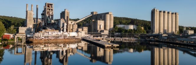 Fabrikken i Brevik har en dypvannshavn som tillater skip opp til 40 000 tonn. Foto: Heidelberg Materials