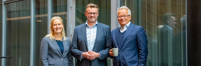 Stine B. Neteland i Frendegruppen, Bent R. Eidem i Lokalbank og Endre Rangnes i Tietoevry Banking etter signering av samarbeidsavtalen.  Foto:  Thomas Brun NTB