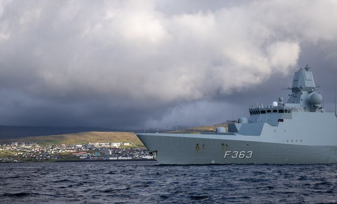 Den danske fregatten Niels Juel passerte torsdag 5. juni 2025 Færøerne på vei mot Grønland. Foto:  Simon Elbeck / Forsvaret