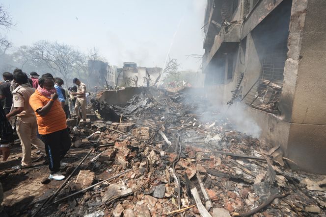<span>Brannvesenet jobber på stedet etter flystyrten i Ahmedabad vest i India. </span>