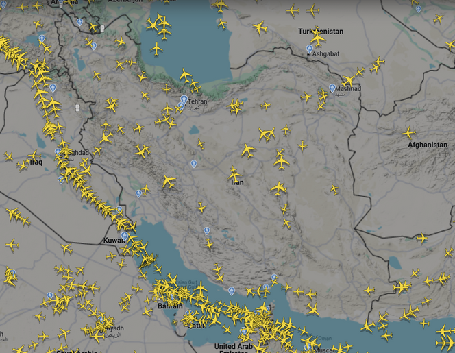 Flytrafikken over Midtøsten klokken 09.30 den 12. juni 2025. Foto:  Flightradar24