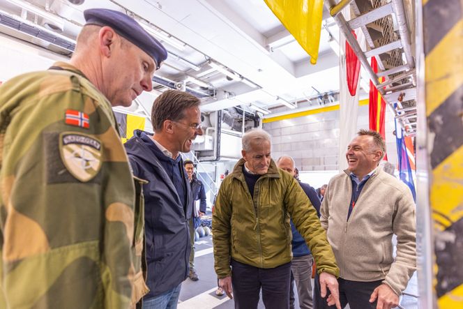 Nato generalsekretær Mark Rutte besøkte Norge for en snau måned siden. Her sammen med statsminister Jonas Gahr Støre og forsvarsminister Tore O. Sandvik. Bildet er tatt ved kystvakten KV Svalbard. Foto: Nora Steenberg / Forsvaret