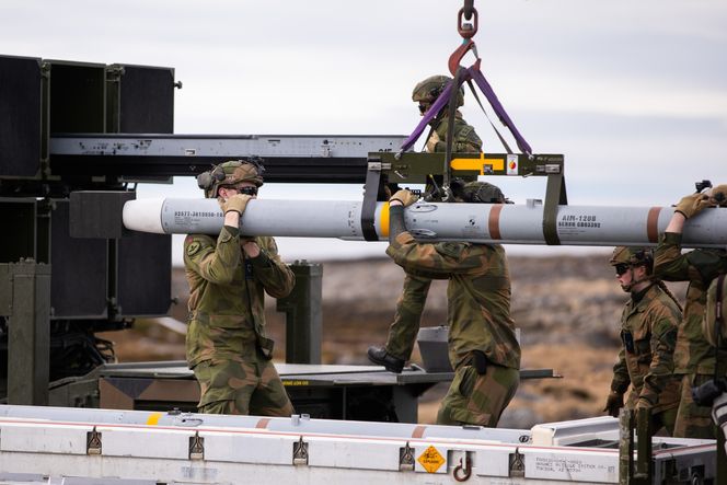 Luftvernbataljonen Evenes i 133 Luftving lader NASAM med missiler under Nato-øvelsen Formidable Shield tidligere i år. Foto: Maiken Dignes / Forsvaret