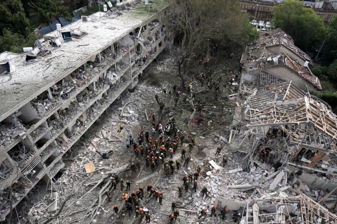 Redningsarbeidere og brannmannskaper på plass etter store ødeleggelser som følge av iranske rakettangrep i Tel Aviv søndag. <span>Foto: AP Photo/Oded Balilty</span>