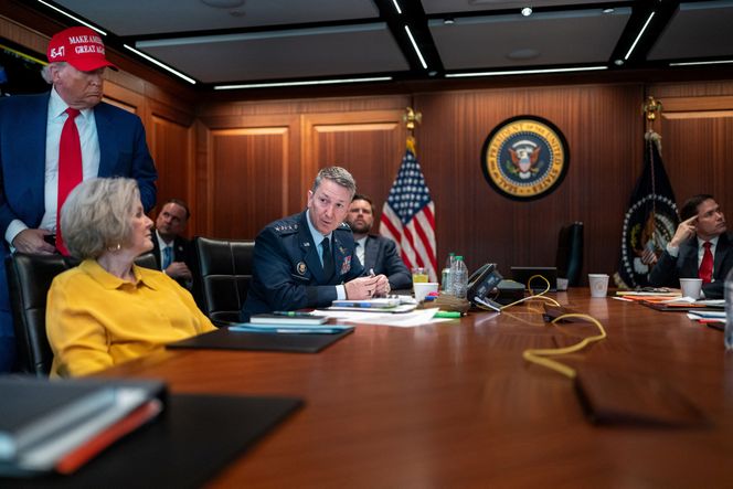 USAs president Donald Trump holder et møte med stabssjef i Det hvite hus, Susie Wiles, forsvarssjef Dan Caine og andre medlemmer av regjeringen i situasjonsrommet (The Situation Room). Foto: The White House/Handout via Reuters/NTB