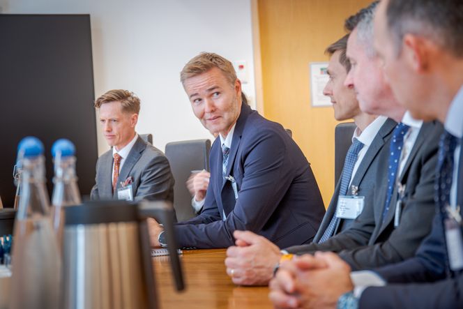 Trond Bokn (nummer to fra venstre), direktør for prosjektutvikling i Equinor, på Mongstad der oljen fra Johan Sverdrup-feltet ankommer i rør. Foto:  Guste Gecaite