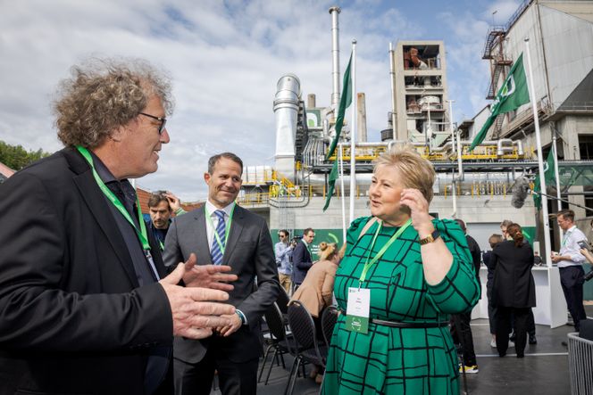 Frederic Hauge i prat med Erna Solberg under åpningen av CO2-fangstanlegget til Heidelberg Materials i Brevik tidligere i sommer. Foto: Arash A. Nejad