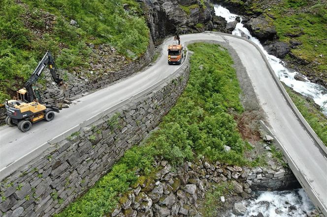 I dag åpner den populære turistveien Trollstigen etter flere måneder med skredsikring. Selv om veistrekningen nå blir åpnet for trafikk, er det fortsatt være en viss risiko for steinsprang. Foto:  Kristian Bjørdal, Møre og Romsdal fylkeskommune/ handout / NTB