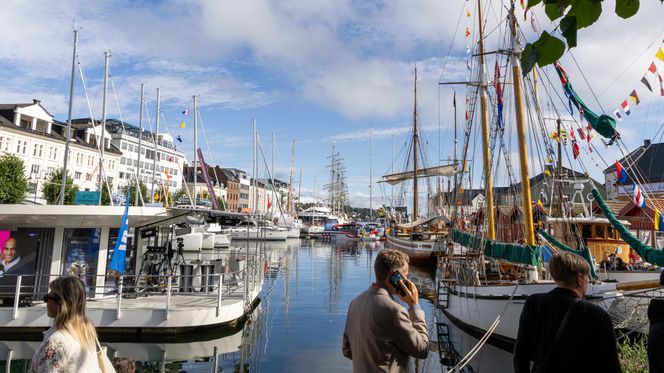 <span>Hvert år i august er det rundt 2000 arrangementer og 200 stands som fyller Arendal sentrum. Foto: TUM Studio</span>