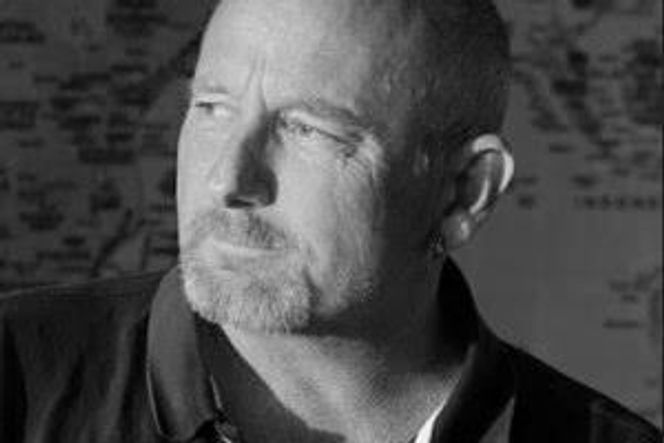 Steve Allen har dokumentert mikroplast i alt fra avsidesliggende fjellområder til den øvre atmosfæren, og advarer om at produksjonskutt er avgjørende for å bremse forurensningen. Foto: Privat