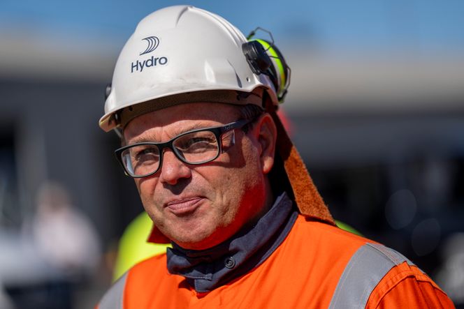 – Høye strømpriser er en kjempeutfordring, sier fabrikksjef Arne-Martin Kjærland hos Hydro Aluminium Karmøy. Foto:  Fredrik Varfjell/NTB