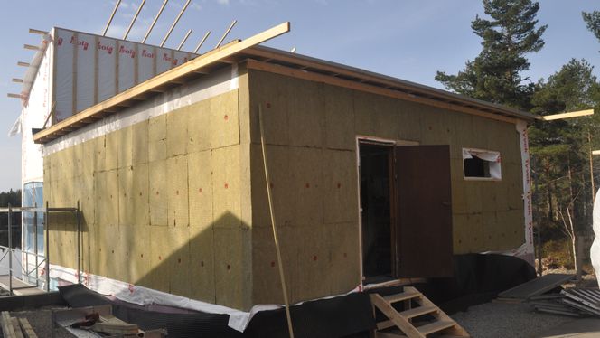 Rikelig isolasjon reduserer oppvarmingsbehovet. Her er det lagt et lag også utenpå vindsperra. Illustrasjonsfoto:  Fredrik Drevon