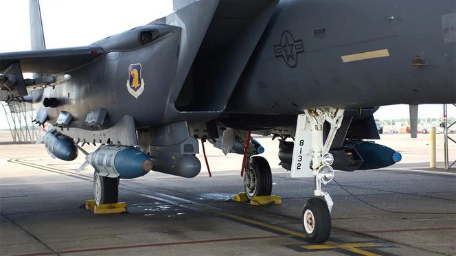 En GBU-21/B utstyrt med QUICKSINK-pakke lastet på en F15-E Strike Eagle i 2021. Foto:  U.S. Air Force photo by 1st Lt Lindsey Heflin