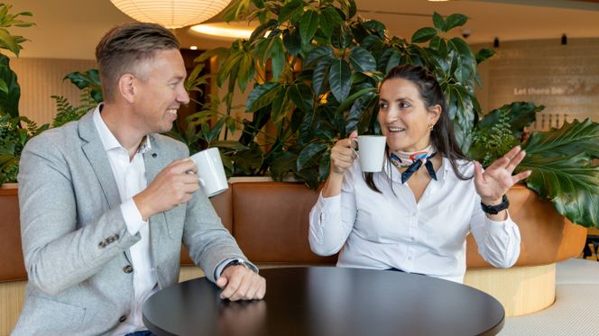 Mathisen og Olluri i Accenture. Med over tusen ansatte i Norge har selskapet kapasitet til å mobilisere bredt. Foto: TUM Studio