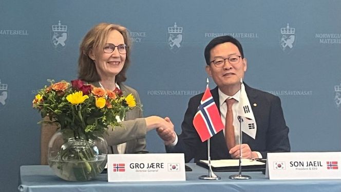 Direktør Forsvarsmateriell Gro Jære og Son Jaeil, konsernsjef i Hanwha Aerospace under kontraktsigneringen. Jaeil sier i pressemeldingen at Hanwha ser fram til videre samarbeid med den norske regjeringen og Forsvaret. Foto: Forsvarsmateriell