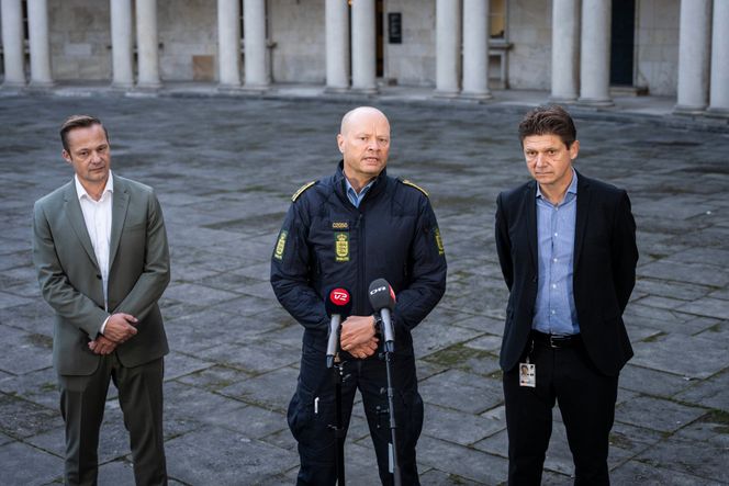 Naviair-direktør Morten Fruensgaard (til venstre), politiinspektør Jens Jespersen (i midten) og operasjonsleder i Naviair Kristoffer Plenge-Brandt holdt en felles pressekonferanse tirsdag morgen. <span>Foto: Emil Helms/Ritzau Scanpix via AP/NTB</span>
