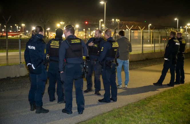 Politiet var på plass ved Kastrup mandag kveld. Årsaken var to til tre uidentifiserte droner i området. <span>Foto: Johan Nilsson / TT / NTB</span>