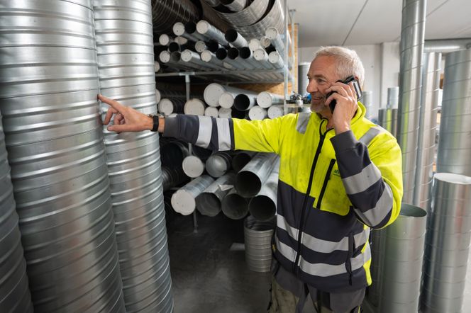 Mobiltelefonen brukes over alt på jobben - på taken og i kjelleren. Bilde av Bjørn Bakkan i MT Klima.