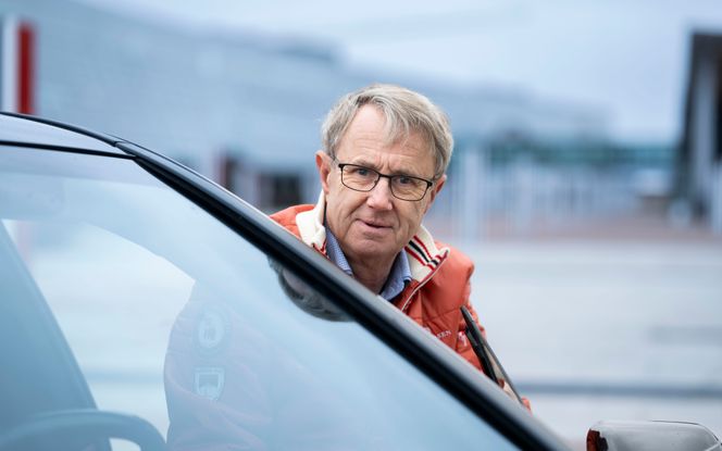 Bjørn Amundsen i døra til sin dekningsbil på Telenor Fornebu. Foto:  Martin Fjellanger