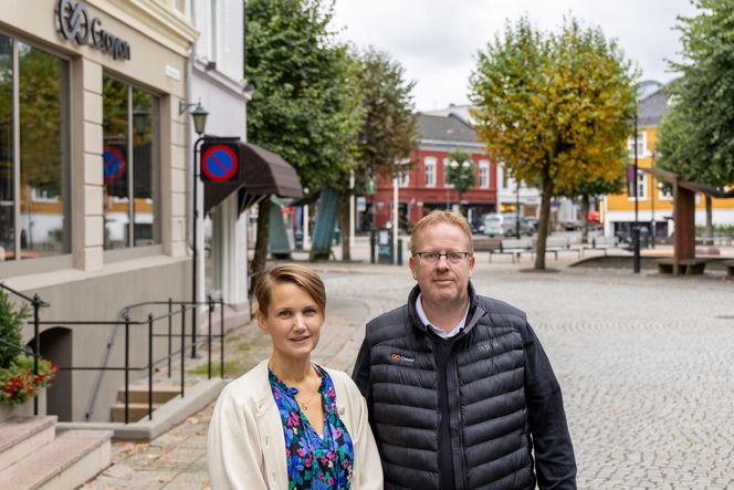 Holtklimpen og Ingebretsen ved Arendalskontoret til Crayon.   Foto:  TUM Studio