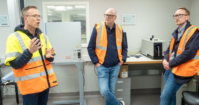 Mattias Persson, Johan Svenmo og Patrik Lindqvist hos Polykemi AB i Ystad. Foto: Autoretur