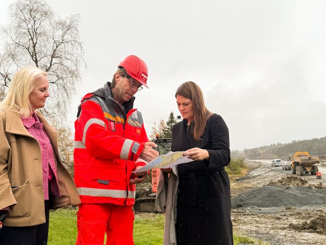 27. oktober var næringsminister Cecilie Myrseth på besøk på rasstedet for å få en oppdatering. Her med Ingvill Dalseg fra fylkestinget i Trøndelag og prosjektsjef Harald Inge Johnsen. Foto: Eirik Natlandsmyr/Statens vegvesen
