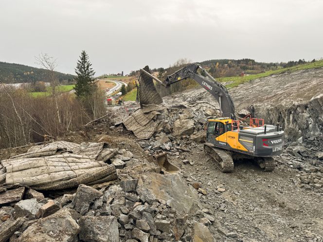 Veitraséen sett mot sør. I bakgrunnen E6, som den midlertidige veien vil koble seg på. Foto: Eirik Natlandsmyr/Statens vegvesen