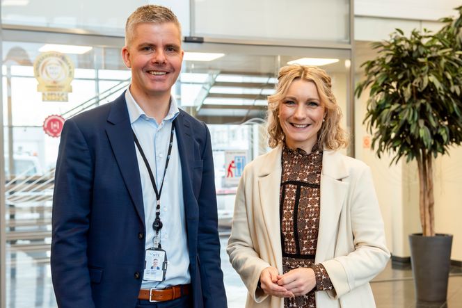 Konserndirektør for telekom i NTE, Odd-Eirik Grøttheim, kritiserer i et innlegg kuttet i bredbåndsstøtte i budsjettet for 2026. Her sammen med digitaliseringsminister Karianne Tung under et besøk hos NTE i Trøndelag. Foto: NTE