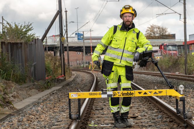 Landmåler Marius Ryeng måler sporgeometri med GEDO måletralle. Foto:  Scan Survey