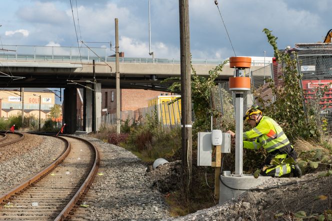 Landmåler Geir Kelly sikrer at det fjernstyrte monitorerinsgsystemet leverer døgnkontinuerlige målinger. Foto:  Scan Survey