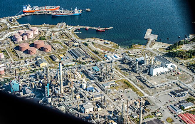 Oljeraffineriet på Mongstad er nå det eneste i landet. Senterpartiet ber regjeringen vurdere økt produksjon av diesel og flydrivstoff i Norge. Foto:  Marit Hommedal / NTB