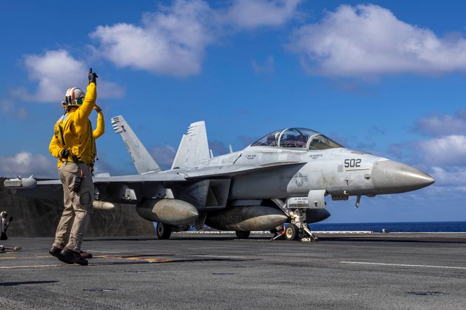 Et EA-18G Growler fly tilknyttet Electronic Attack Squadron (VAQ) 133 i U.S. Navy, står klart for avgang på hangarskipet USS Abraham Lincoln. Foto:  U.S. Navy photo by Mass Communication Specialist Seaman Daniel Kimmelman