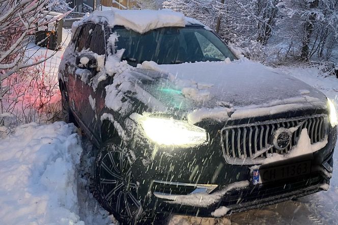 Her står min Volvo XC90 med tre hjul i grøfta takket være de teite piggfrie dekkene sine. Sesongen etter ble det investert i piggdekk. Foto:  Kristina Fritsvold Nilsen