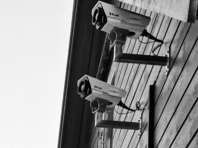 Politiet i Finnmark har avdekket to avanserte kameraer som kontinuerlig filmet mot Melkøya. Kameraene skal ha blitt satt opp av et utenlandsk firma og er avansert utstyr som blant annet fanger opp temperaturforskjeller og kan filme detaljert under svært krevende lysforhold og vær. Foto: Finnmark Politidistrikt / Handout