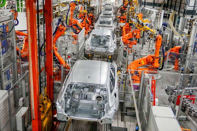 Framover kan det bli krav om at flere komponenter i BMWs biler skal være europeiske. Her fra BMWs fabrikk i München. Foto: Matthias Schrader / AP / NTB