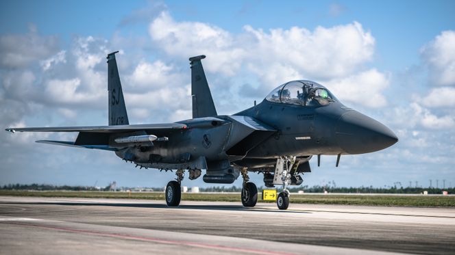 Det er et slikt amerikansk F-15E Strike Eagle-fly som vises i videoene. Mye tyder på at flyet, i likhet med det på bildet, tilhører 335th Fighter Squadron ved Seymour Johnson Air Force Base i North Carolina. Foto:  U.S. Air Force photo by Airman 1st Class Zeeshan Naeem