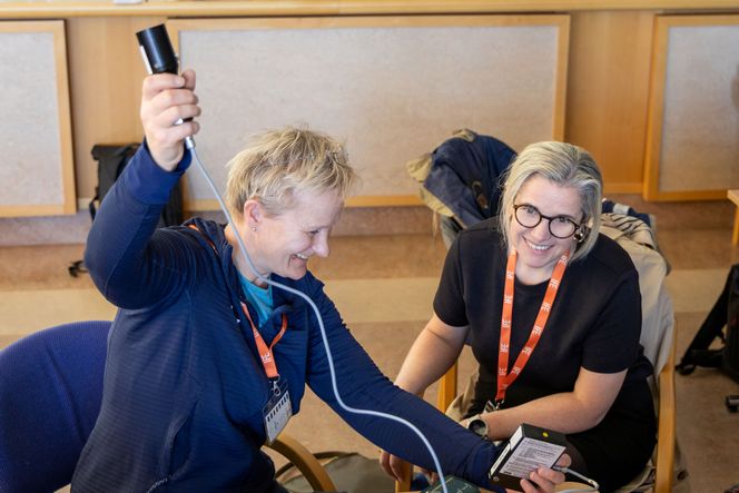 Avstand fra kilden har mye å si på måleresultatene. Guri Anne Hansen og Vibeke Aga. Foto: TUM Studio