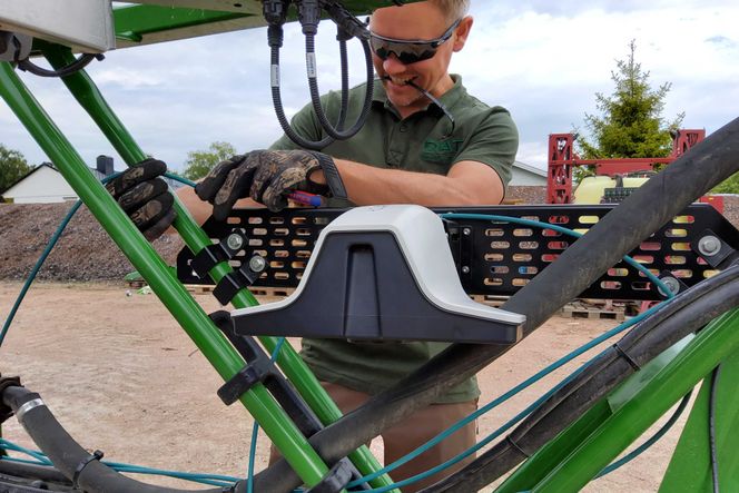 <em>Bonde ved EcoPatch-utstyr.</em> Foto:  Dimensions Agri Technologies AS
