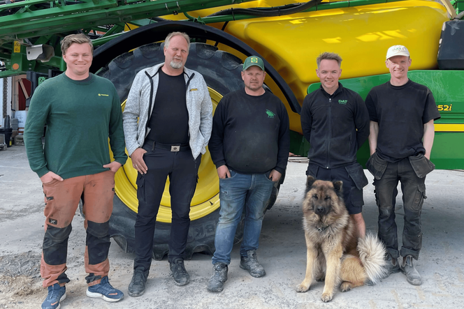 Fem representanter fra Dimensions Agri Technologies AS.  Foto:  Dimensions Agri Technologies AS