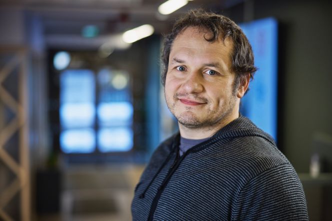 Michael Alexander Riegler forsker på kunstig intelligens og jobber som sjefsforsker ved Simula. Foto:  Bård Gudim / Simula