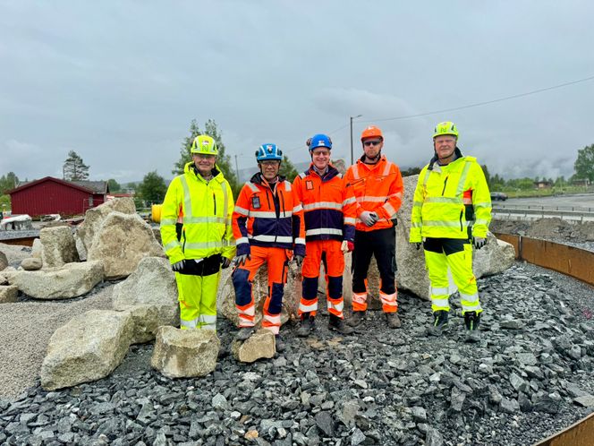 Prosjektledelsen fra Nye Veier og Skanska/Syltern i det som skal bli den nye rundkjøringen i Berkåk sentrum. Fv. Prosjektleder Ole Gunnar Sølberg (Nye Veier), prosjektleder Oddmund Hansen (Skanska), prosjektsjef Kai Morten Høyem (Skanska), produksjonssjef Roar Sjøbakk (Syltern), og prosjektsjef Lars Bjørgård (Nye Veier). Foto: Nye Veier