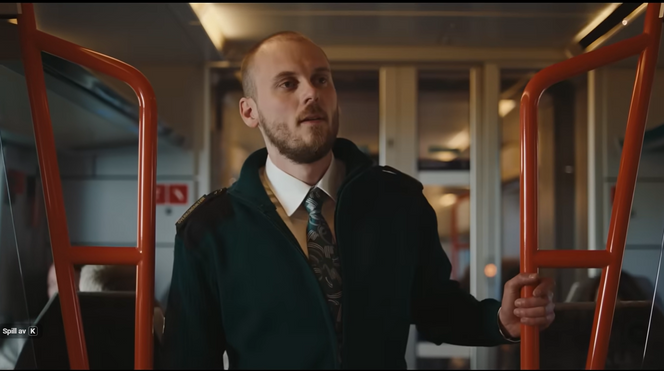 Skjermbilde fra Vys reklamefilm. Konduktøren er på lag med kundene.