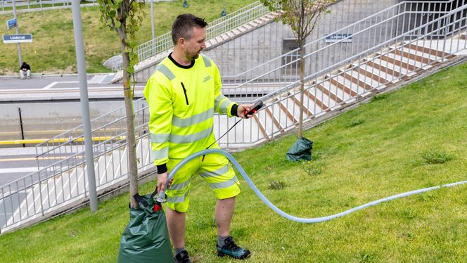 Flatla justerer vanntrykket ved hjelp av fjernkontrollen. Foto: TUM Studio