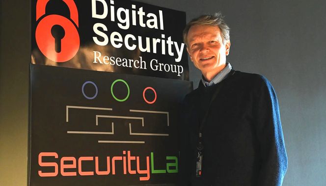 Professor Audun Jøsang leder en forskningsseksjon for digital sikkerhet. <span>Foto: Hilde Lynnebakken/UiO</span>