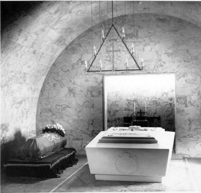 Kong Haakon VII sin kiste ble plassert i den hvite marmorsarkofagen i det kongelige mausoleum på Akershus etter gravferden i 1957. Kronprinsesse Märthas kiste sto fremdeles svøpt i kongeflagget til venstre, i påvente av ferdigsstillelse av sarkofagen hun og kong Olav i dag deler. Foto:  NTB