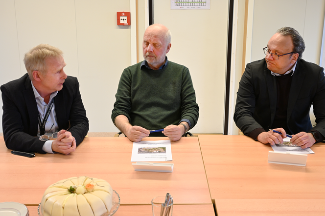 Karl Otto Jansen (Nye Aker), Dag Bøhler (HSØ) og Ståle Kristiansen (ABB) under kontraktsigneringen. Foto:  ABB